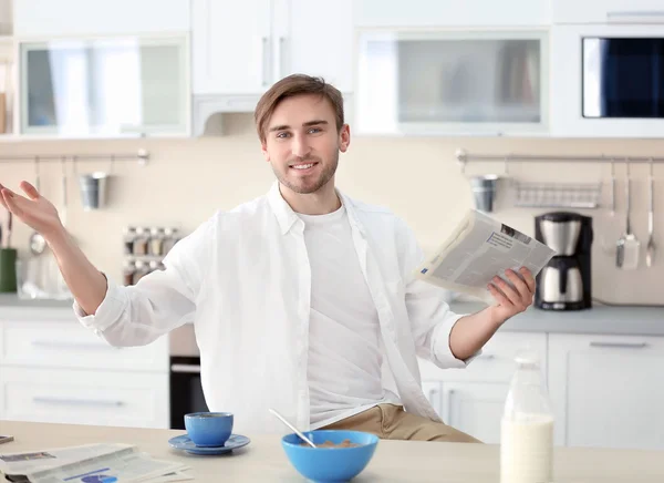 Hombre guapo con taza de café — Foto de Stock