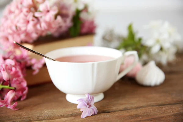 Tasse de thé sur table en bois — Photo