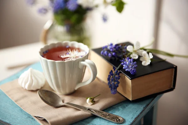 Kopje thee met bloemen — Stockfoto