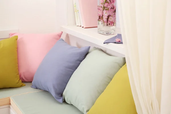 Travesseiros coloridos em móveis recanto — Fotografia de Stock