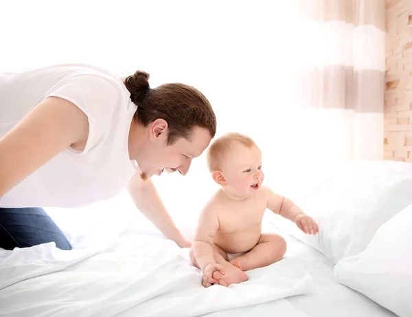 Padre se está divirtiendo con el bebé — Foto de Stock