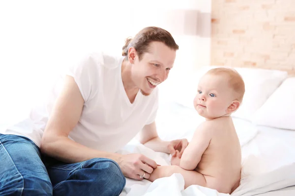 Padre se está divirtiendo con el bebé — Foto de Stock