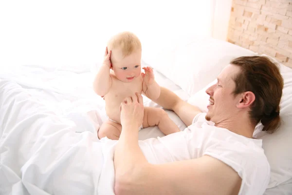 Padre divirtiéndose con pequeño hijo — Foto de Stock