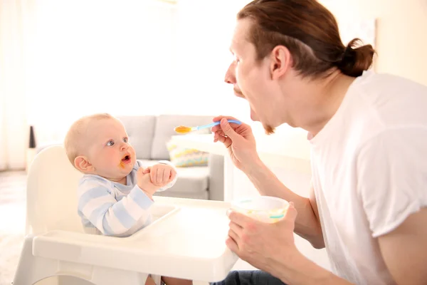 Father feeding son — Stock Photo, Image