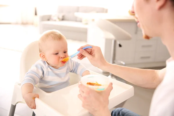 Father feeding son — Stock Photo, Image