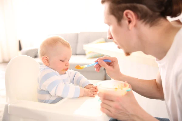 Father feeding son — Stock Photo, Image