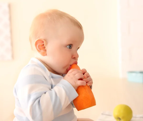 Barnet äta morot — Stockfoto