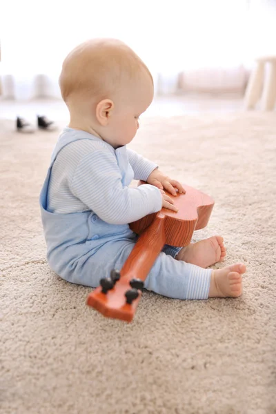 Pojke leker med leksak gitarr — Stockfoto