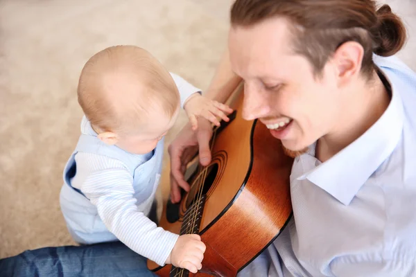 Apa és fia gitározni — Stock Fotó