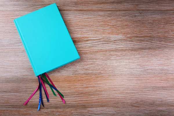 Cuaderno con marcadores en la mesa —  Fotos de Stock