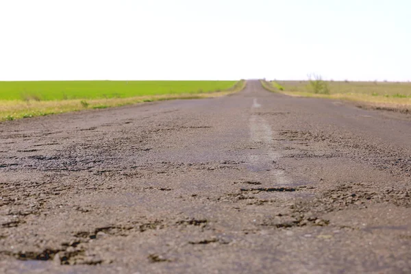 Landschap met weg en blauwe lucht — Stockfoto