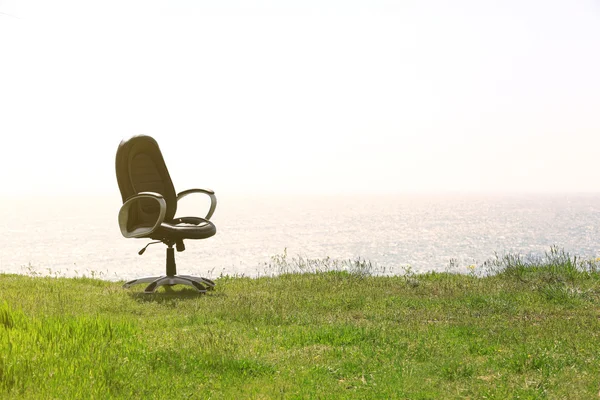 Офисное кресло на холме — стоковое фото
