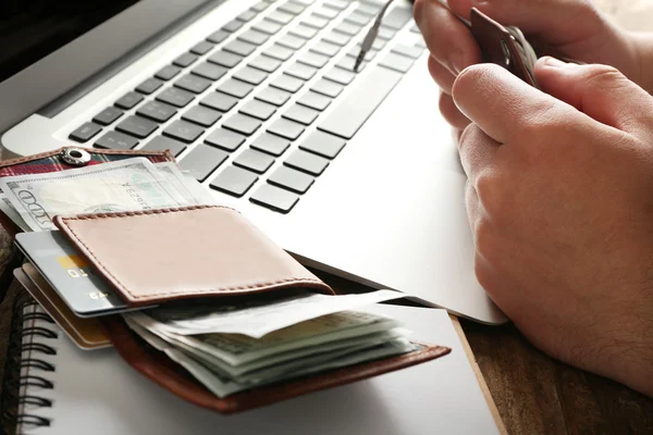 Mãos de homem com laptop e carteira — Fotografia de Stock