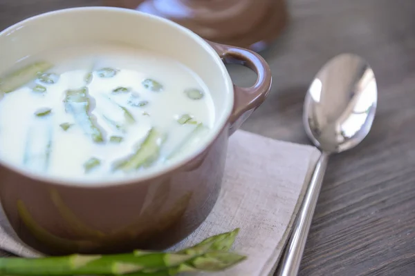 Zuppa di asparagi sul tavolo — Foto Stock