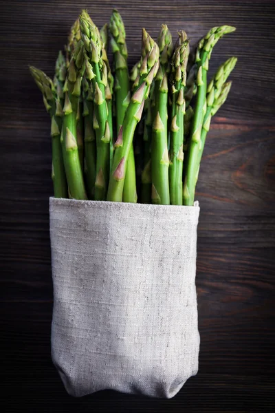 Spargel auf Holztisch — Stockfoto