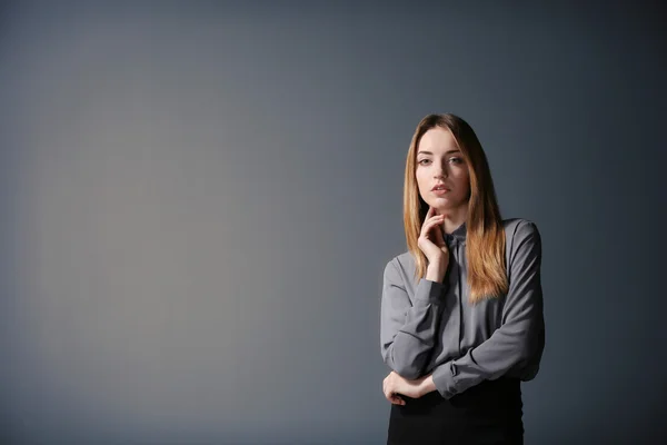 Mooie jonge vrouw in grijs shirt — Stockfoto