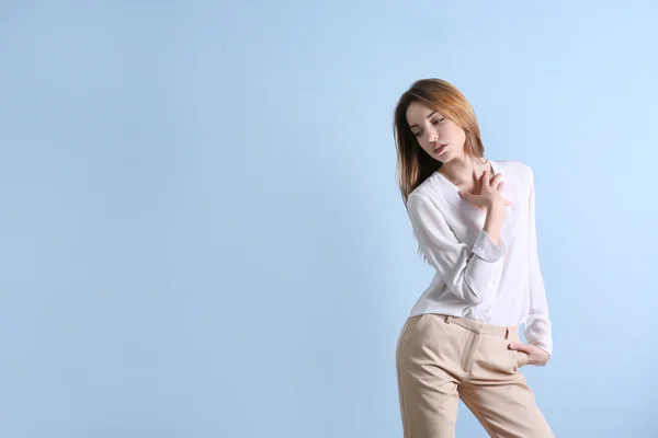 Hermosa joven con camisa blanca — Foto de Stock