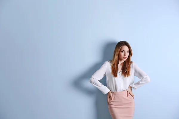 Hermosa joven con camisa blanca — Foto de Stock