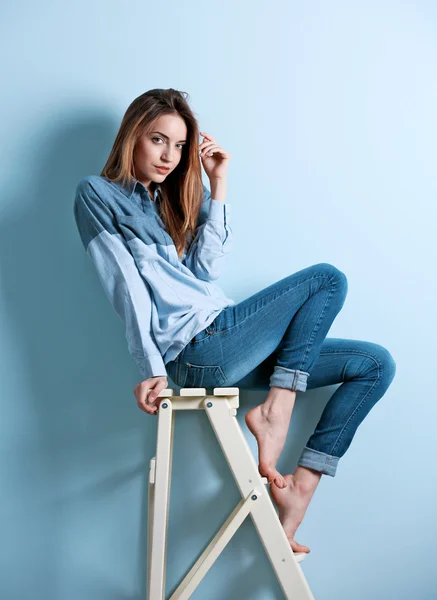 Krásná žena v košili a džínách — Stock fotografie