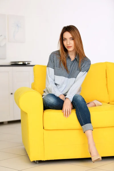 Mooie vrouw in shirt en spijkerbroek — Stockfoto