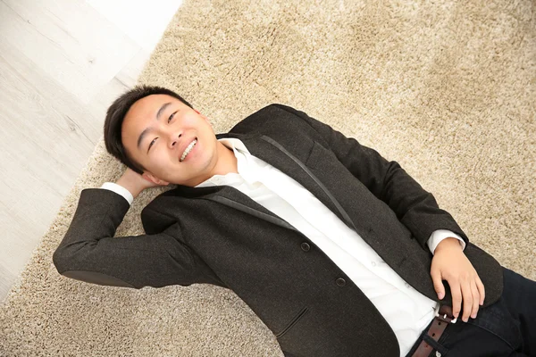 Бизнесмен, лежащий на полу — стоковое фото