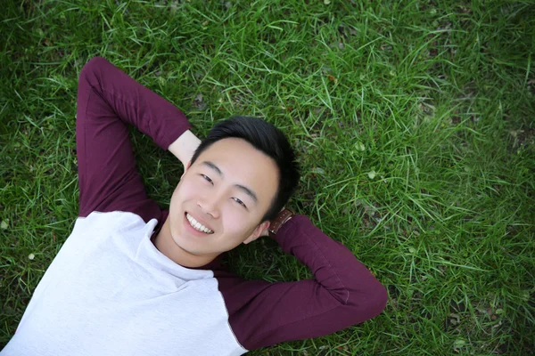 Mann liegt auf grünem Gras — Stockfoto