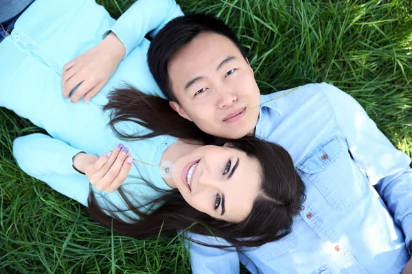 Couple heureux couché sur l'herbe verte — Photo