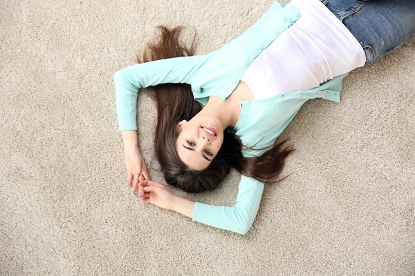 Girl lying on floor — Stock Photo, Image