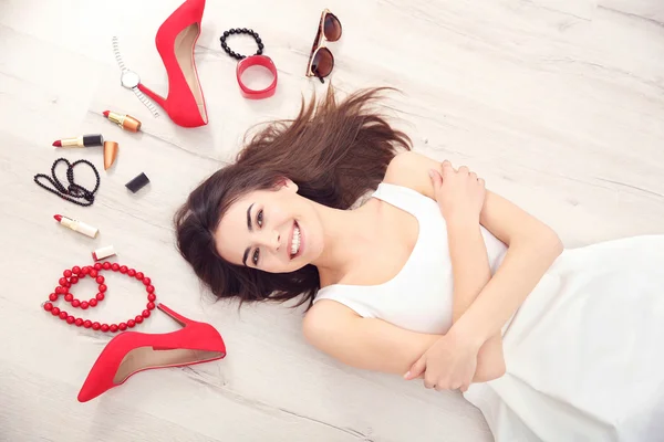 Bella ragazza con accessori — Foto Stock