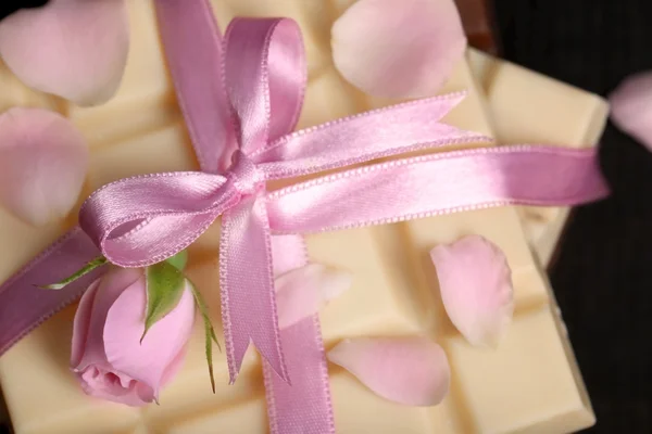 Chocolate atado con cinta rosa —  Fotos de Stock