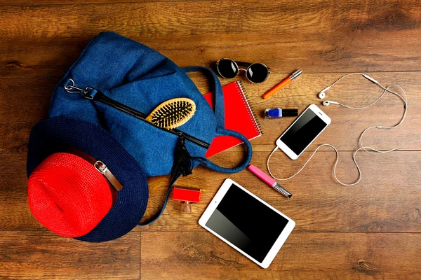 Mochila com gadgets e acessórios — Fotografia de Stock
