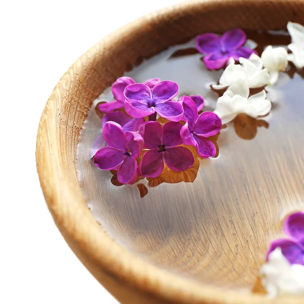 Flores frescas de lila en el tazón — Foto de Stock