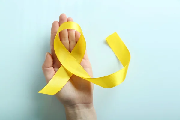 Hand holding geel lint — Stockfoto