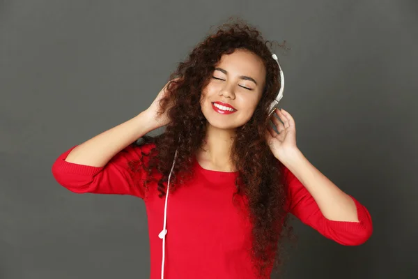 Vrouw luisterend naar muziek in hoofdtelefoon — Stockfoto