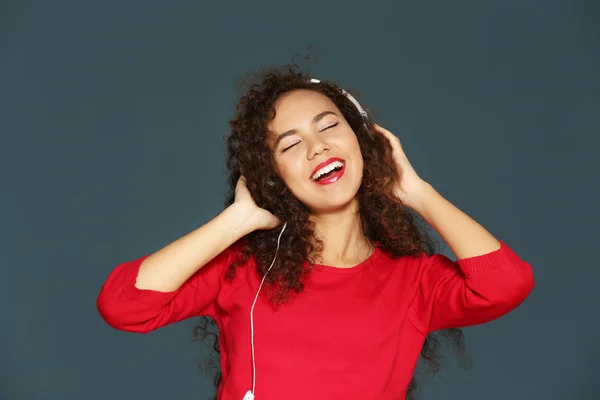 Woman listening to music in headphones — Stock Photo, Image