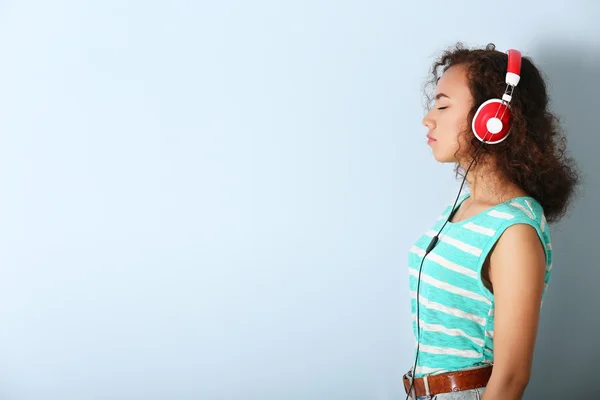 Žena poslouchající hudbu ve sluchátkách — Stock fotografie