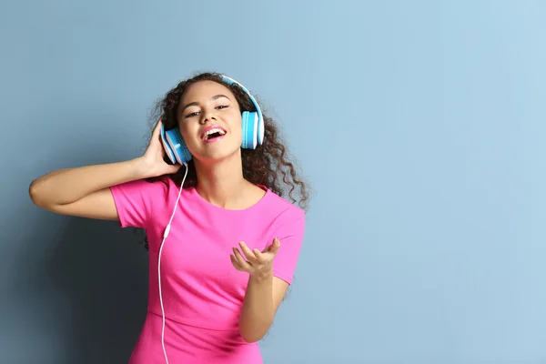 Vrouw luisterend naar muziek in hoofdtelefoon — Stockfoto