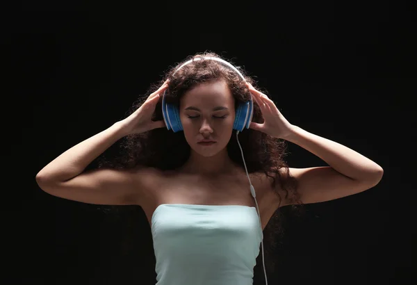 Woman listening to music in headphones — Stock Photo, Image