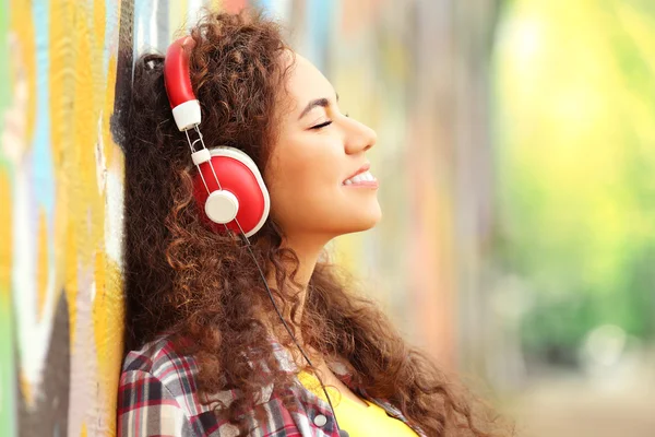 Femme écoutant de la musique dans les écouteurs — Photo