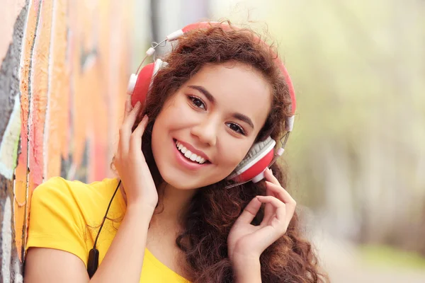 Femme écoutant de la musique dans les écouteurs — Photo