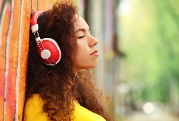 Woman listening to music in headphones — Stock Photo, Image