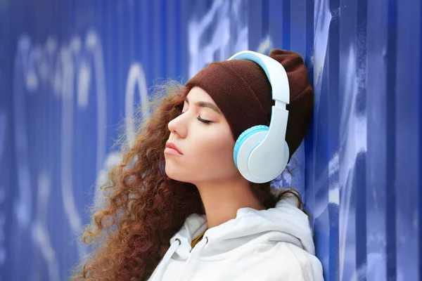 Žena poslouchající hudbu ve sluchátkách — Stock fotografie