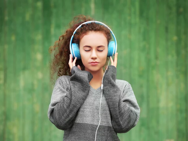 Woman listening to music in headphones — Stock Photo, Image