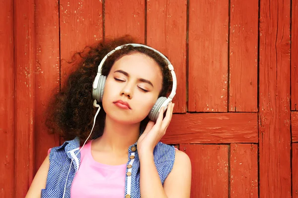 Woman listening to music in headphones — Stock Photo, Image