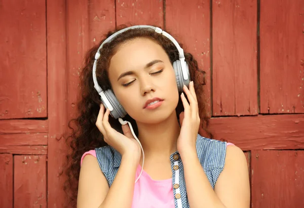 Femme écoutant de la musique dans les écouteurs — Photo