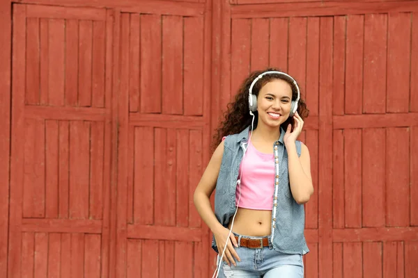 Vrouw luisterend naar muziek in hoofdtelefoon — Stockfoto