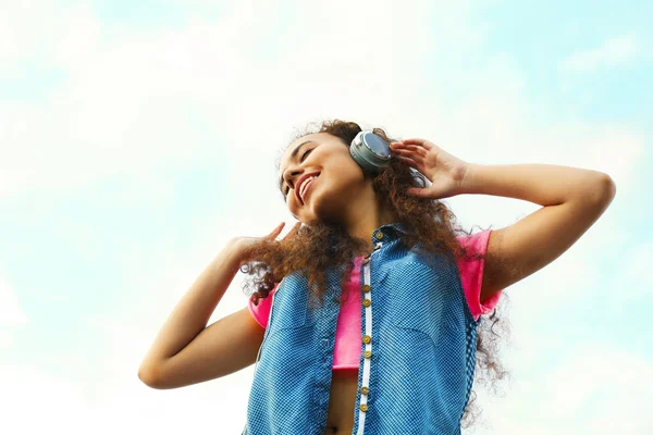 Femme écoutant de la musique dans les écouteurs — Photo