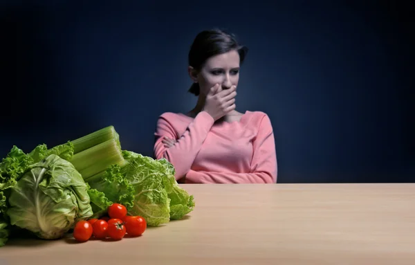 Жінка страждає від розладу харчування — стокове фото