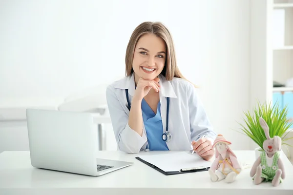 Young beautiful female doctor — Stock Photo, Image