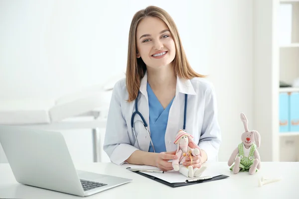 Young beautiful female doctor — Stock Photo, Image